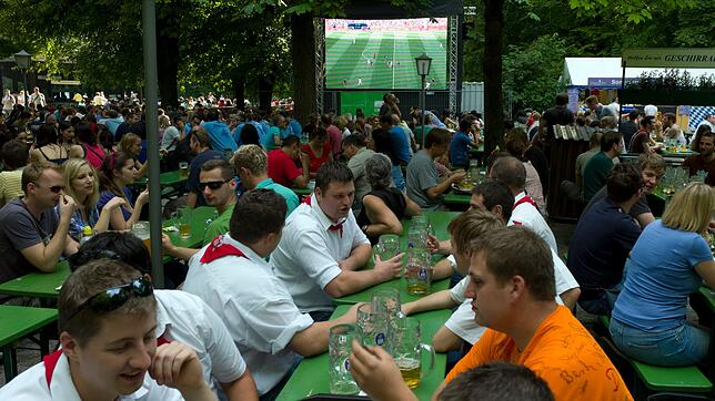Das Pokalfinale darf in Berlin im Freien geschaut werden.