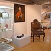 Ein Blick in die Dauerausstellung zur Stadtgeschichte mit verschiedenen Themenbereichen: Der Stuhl ist zum Beispiel ein ...