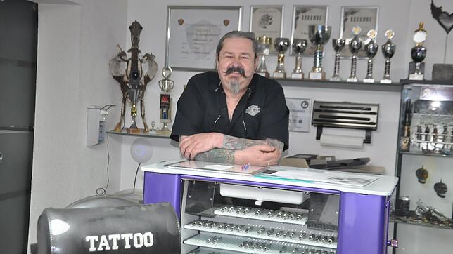 Friedhelm van Genabith, besser bekannt als Tattoo-Jimmy, ist Vorsitzender des Vereins Deutsche organisierte Tätowierer (DOT). Der ...