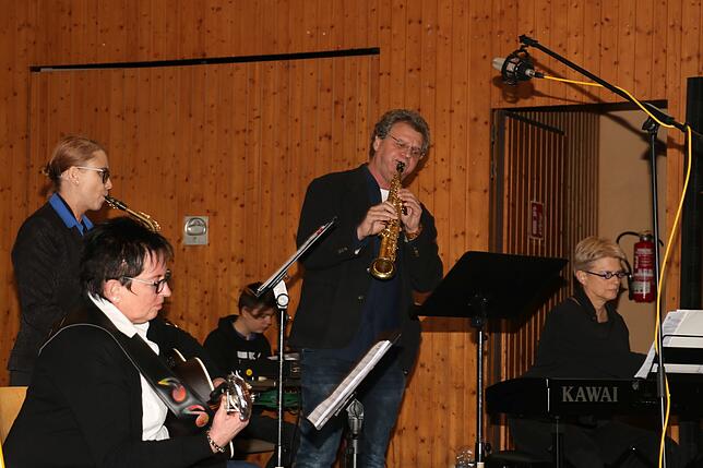 Auch die gerade eben gegründete Lehrerband mit Tanja Henseler, Stefanie Jansen, Silvi Wenzel und Jürgen Gauger bringt sich in den ...