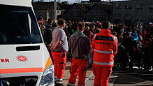Ehrenamtliche Helfer vom Roten Kreuz und von den Johannitern teilen sich den Einsatz beim Narrensprung in Friedrichshafen.