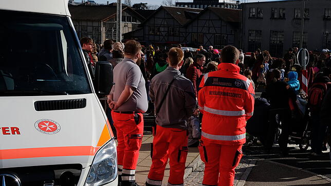 Ehrenamtliche Helfer vom Roten Kreuz und von den Johannitern teilen sich den Einsatz beim Narrensprung in Friedrichshafen.