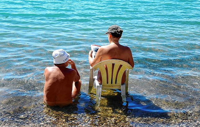 Am Grillensee in Naunhof sitzen zwei FKK-Anhänger im Wasser. Das Bild wurde 2012 aufgenommen.