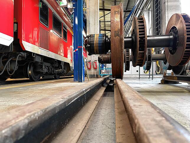 Links die Schwarzwaldbahn, rechts neue Reifen. Rötlich sind sie, weil sie oxidieren.