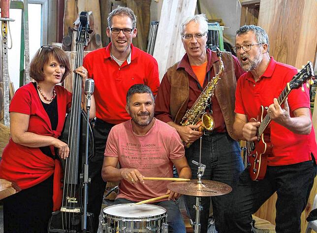 Die Band „fivePack“: Beate Loos, Andreas Heinemann, Jochen Grabski, Walter Ringwald (von links) und vorne Markus Strobel.