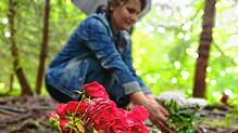 Clara Sabau bringt Blumen an den Ort, an dem ihr Bruder im Wald bei Überlingen gestorben und jahrelang unentdeckt geblieben ist.
