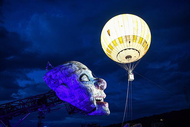 Gilda schwebt auf Wolke Sieben &ndash; der Ballonflug verbildlicht das.