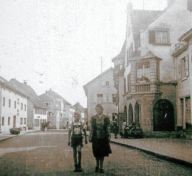 Otto Lukas mit seiner Mutter in der Wehrer Hauptstraße im Sommer 1944.