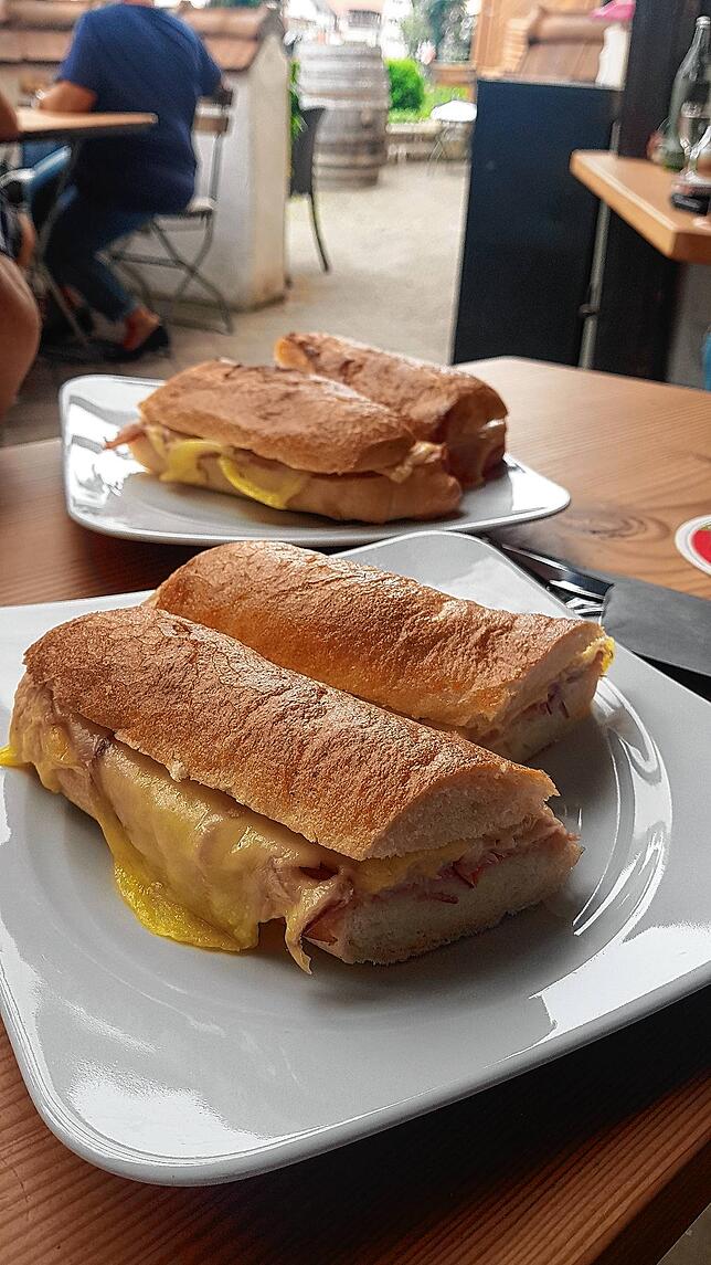 Die beiden genossen in der Weinstube Chi Chi mit Käse überbacken und eine leckere Hegau-Seele.