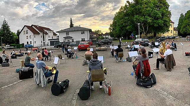 Die Stadtmusik Tiengen probt mit Abstand unter freiem Himmel.