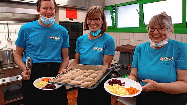 Sie bereiten regionale Produkte für die Besucher in der Mehrzweckhalle zu: Sigrid Thiele (Mitte) mit David Tebbe (li.) und Karin Krüger.