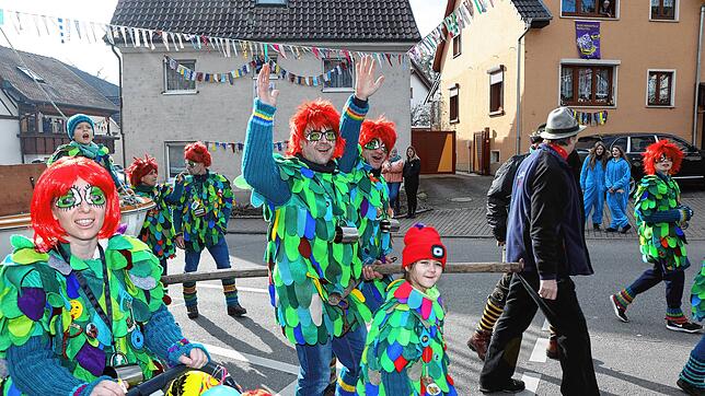 Bild 27: Seenarrentreffen in Dettingen: Auf dem Dorfplatz steht jetzt der Narrenbaum