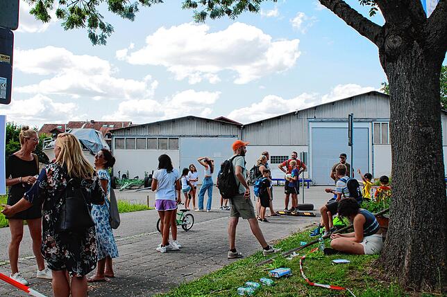 Bild 8: Fans warten vor dem Strandbad Bodman auf den FC Liverpool