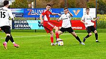 Goran Misic (Mitte, SV Hinterzarten) hat gegen Dirk King, Marcel Erath und Patrick Stolz (SV Aasen) keine Chance. Die Gäste mussten ein ...