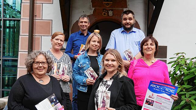 Christine Stanzel, Sonja Krause, Harald Stampa, Katharina Reitinger, Lenita Claassen, Pascal Schröder und Christel Mohr (von links) ...