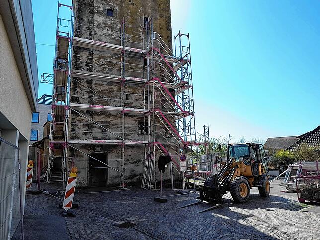 Der Turm ist eingerüstet.