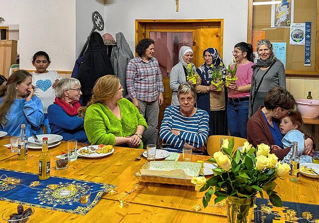 Maren Ott vom Kulturamt der Stadt Bräunlingen übergibt an die Programmgestalterinnen des interreligiösen Fastenbrechens ein ...