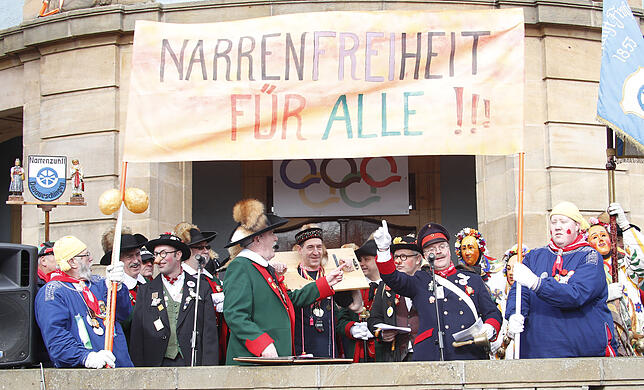 Ab sofort ist das Rathaus in Narrenhand. Thomas Ganter (links neben OB Erik Pauly im Schandbrett) und Jürgen Wintermantel (am Mikro) ...