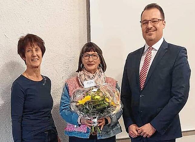 Am 31. März wurde Doris Folles (Mitte) in den Ruhestand verabschiedet. Es gratulieren Arbeitskollegin Martina Stockkamp und ...