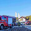 Feuerwehrfahrzeuge stehen im Bereich der Helios-Klinik in Neustadt. Im Krankenhaus ist ein Schwelbrand mit Rauchentwicklung ausgebrochen.