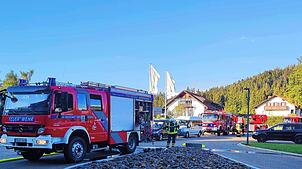 Feuerwehrfahrzeuge stehen im Bereich der Helios-Klinik in Neustadt. Im Krankenhaus ist ein Schwelbrand mit Rauchentwicklung ausgebrochen.