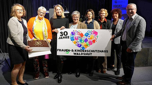 Bei der Jubiläumsfeier des Frauen- und Kinderschutzhauses (von links): Margarete Weh-Berger und Ines Zeller, Ann-Katrin Schreiner, ...