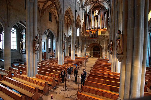 Virtueller Gottesdienst in Überlingen: Eine kleine Gruppe um Müsterkantorin Melanie Jäger-Waldau gestaltet den Gottesdienst zur ...