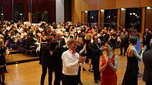 Kaum lässt die Tanzband "Südlich von Stuttgart" erste Klänge ertönen, füllt sich die Tanzfläche vor der Bühne der Neuen Tonhalle. ...