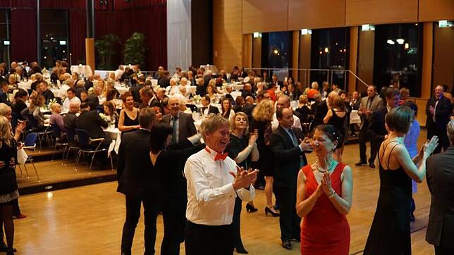 Kaum lässt die Tanzband "Südlich von Stuttgart" erste Klänge ertönen, füllt sich die Tanzfläche vor der Bühne der Neuen Tonhalle. ...