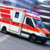 Ein Rettungswagen im Einsatz. Bei einem Unfall mit einem Golf-Cart in der Wiestorstraße in Überlingen wurde ein 18-Jähriger am Bein ...