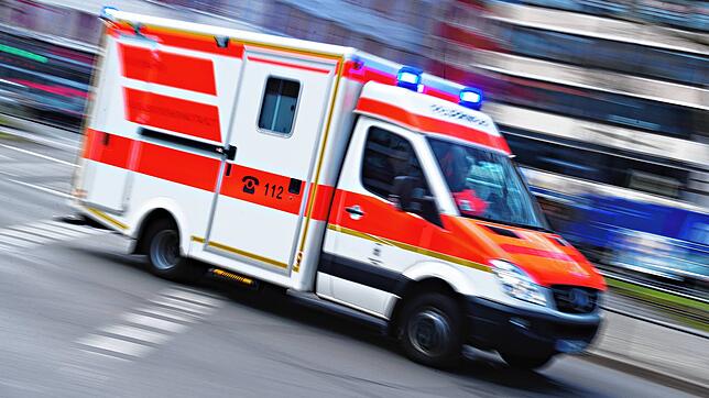 Ein Rettungswagen im Einsatz. Bei einem Unfall mit einem Golf-Cart in der Wiestorstraße in Überlingen wurde ein 18-Jähriger am Bein ...