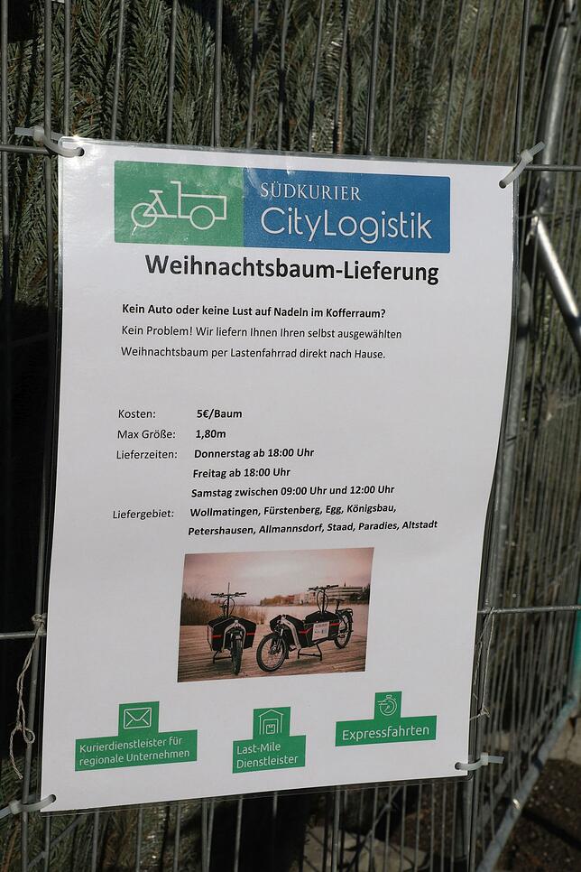 Am Eingang des Christbaum-Center in der Max-Stromeyer-Straße hängt der Hinweis für den Lieferservice. Fünf Euro kostet der Transport in ...