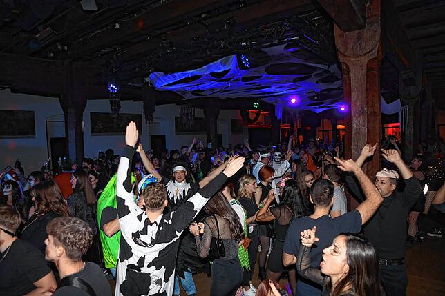 Bild 6: Schaurig-schöne Partystimmung mit Kürbis und Zombies