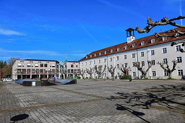 (Archivbild) Schatten gibt es kaum auf dem Benediktinerplatz. Schatteninseln sollen das ändern.