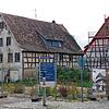 Wo einst das alte Gasthaus stand, klafft eine Lücke. Auf dem Adler-Areal in Allensbach will die Sparkasse Reichenau bauen. Doch losgehen ...