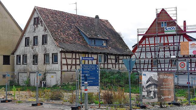 Wo einst das alte Gasthaus stand, klafft eine Lücke. Auf dem Adler-Areal in Allensbach will die Sparkasse Reichenau bauen. Doch losgehen ...