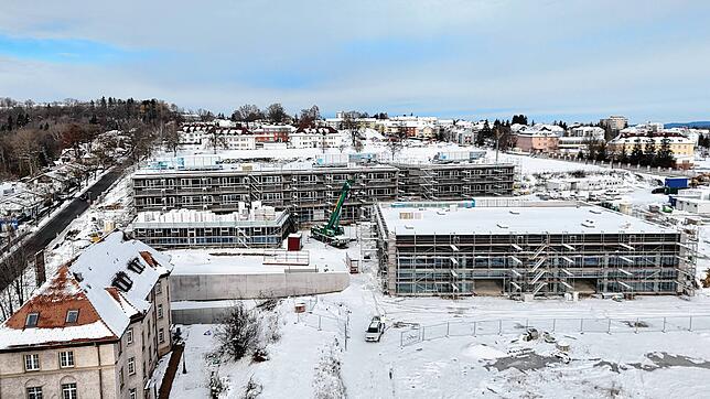 Schnee in der Stadt: Das Luftbild zeigt die Baustelle Realschule nach dem Jahreswechsel.