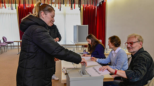 Adelina Herrmann gibt ihre en Stimmzettel im Wahllokal im Bad Dürrheimer Kurstift ab. Rechts die Wahlhelfer Jürgen Rebholz, Susanna ...