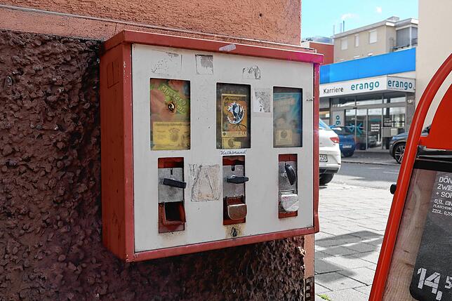 Dieser Kaugummiautomat befindet sich an einer Hauswand in der Singener Erzbergerstraße, Ecke Ekkehardstraße.