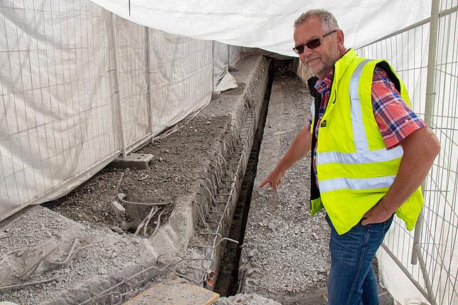 Xaver Ebner von der ausführenden Firma Gero Keller zeigt, wo die Kolpingbrücke ihre Problemzonen hat. Geborstene Abflussrohre (unten im ...