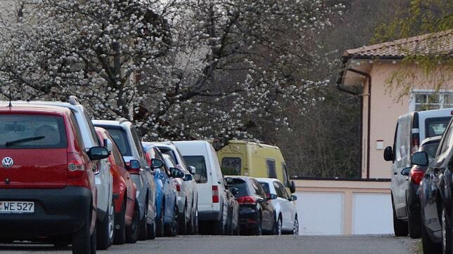 Die Parkplatzsituation im Gebiet Lichtenwiesen ärgert einige Anwohner, doch die Straßenbehörde sieht derzeit keinen Handlungsbedarf.