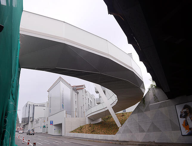 Sie verbindet ab sofort das die Fußgängerzone mit dem Metzquartier: Die neue Schrägseilbrücke für Fahrradfahrer und Fußgänger über der ...