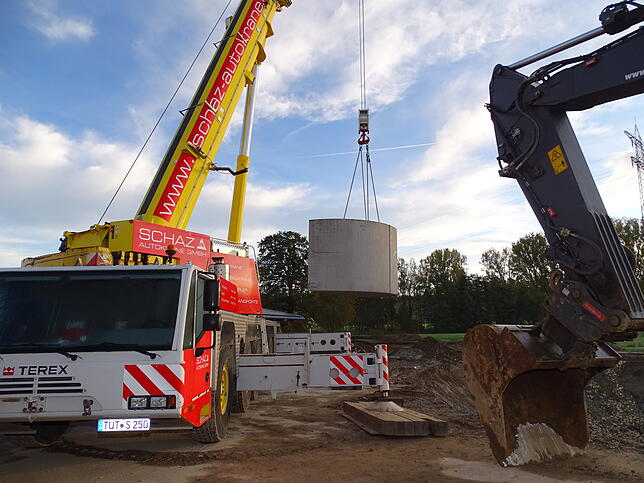 Schwergewichtige Betonteile mussten per Autokran für das neue Löschwasserbecken platziert werden.