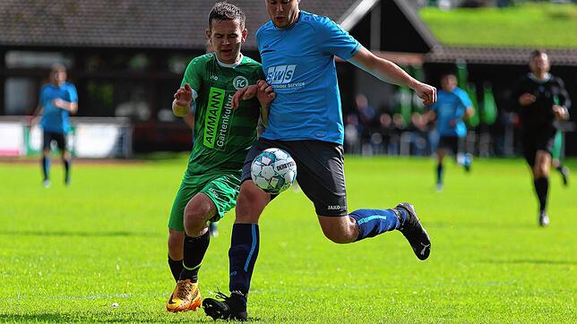 Der FC Steißlingen (links Erik Flöter, im Zweikampf mit dem Reichenauer David Blum) will am siebten Spieltag die ersten Saisonpunkte ...