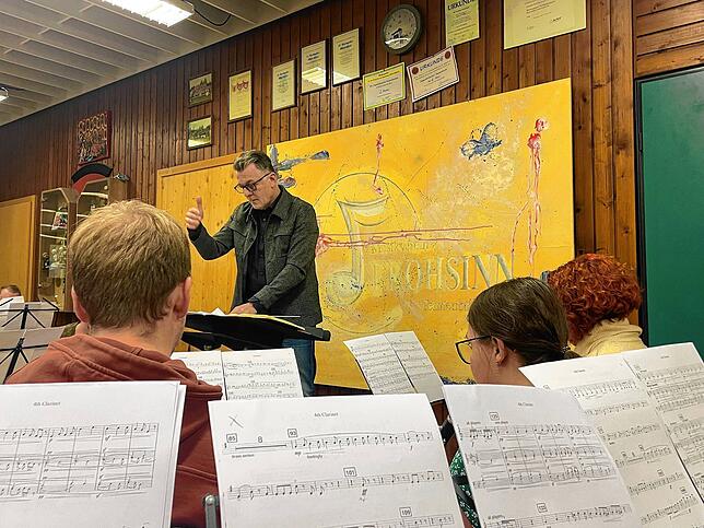 Dirigent Volker Braun probt das anspruchsvolle Programm konzentriert mit seinen Frohsinn-Musikern.