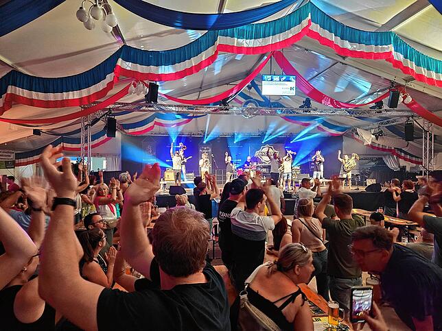 Bild 4: Chilbi 2024: Gute Laune beim Brassabend mit Brasstastisch und Brasslufthamma