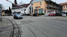 Sichtbar sanierungsbedürftig: Bis zum Herbst wird das Hauptstrassenteilstück zwischen der Peter-Thumb-Straße und dem ehemaligen Gasthaus ...
