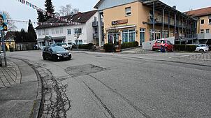 Sichtbar sanierungsbedürftig: Bis zum Herbst wird das Hauptstrassenteilstück zwischen der Peter-Thumb-Straße und dem ehemaligen Gasthaus ...