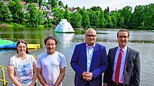 Der schwimmende Eisberg ist die Attraktion auf dem Klosterweiher. Dank des PS-Sparens der Sparkasse  konnte kurzfristig eine ...