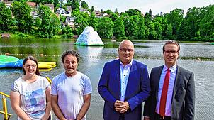 Der schwimmende Eisberg ist die Attraktion auf dem Klosterweiher. Dank des PS-Sparens der Sparkasse  konnte kurzfristig eine ...